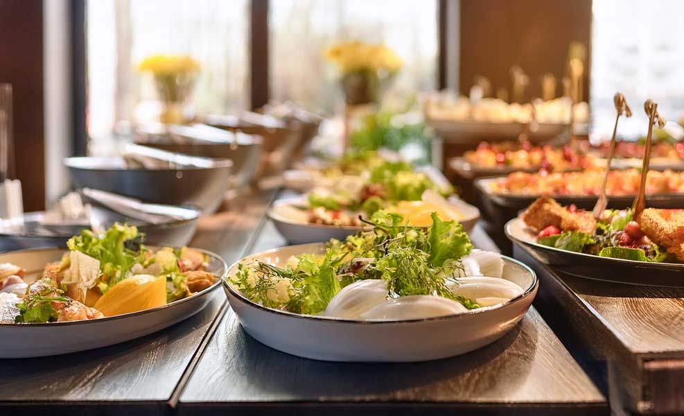 Bild zeigt vegetarische Buffet-Auswahl mit Salaten und Gemüse im Restaurant Lindenhof 1887