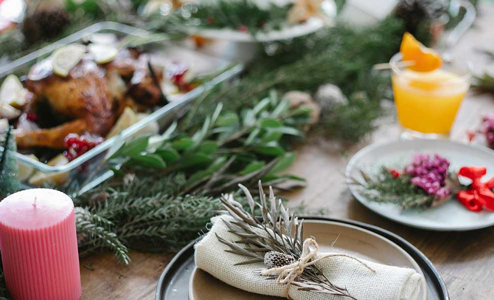 Festlich gedeckter Tisch mit Entenbraten und Weihnachtsdekoration