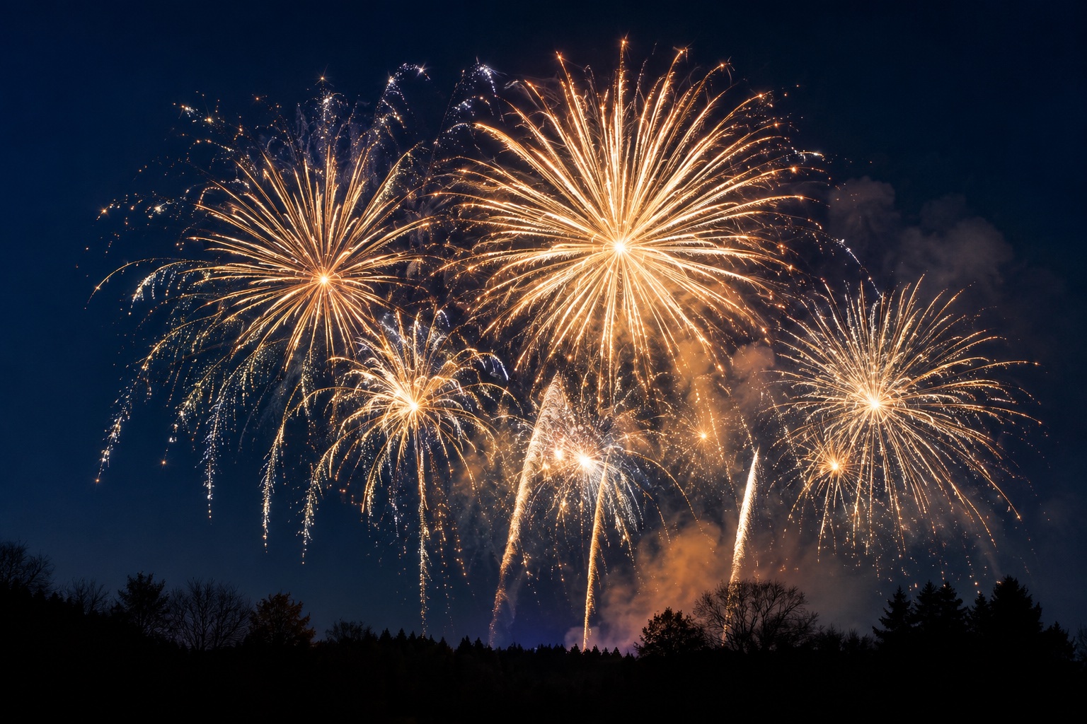 Goldenes Silvesterfeuerwerk am Nachthimmel – Symbolbild